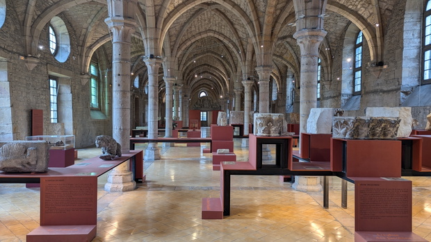 Wnętrza Muzeum Archeologicznego w Dijon