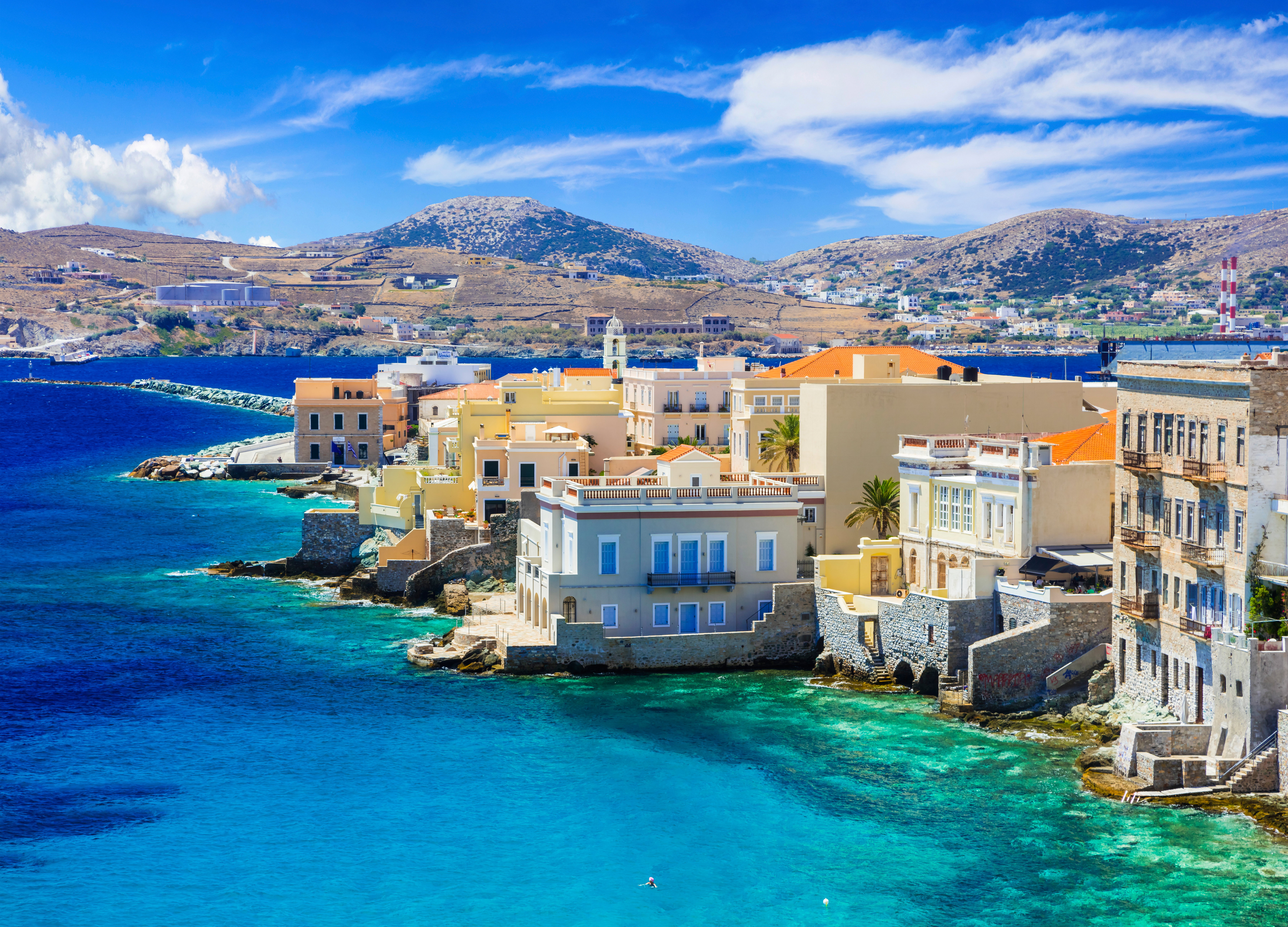 Malownicza wyspa Syros w archipelagu Cyklad, Grecja – widok na popularną część zwaną Małą Wenecją