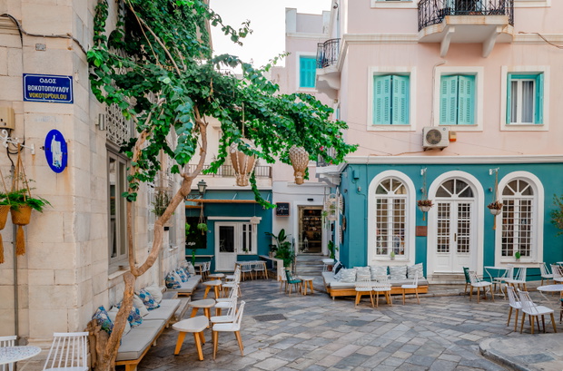 Kawiarnie i bary przy uliczkach Ermoupolis, stolicy wyspy Syros w Grecji, nad Morzem Egejskim