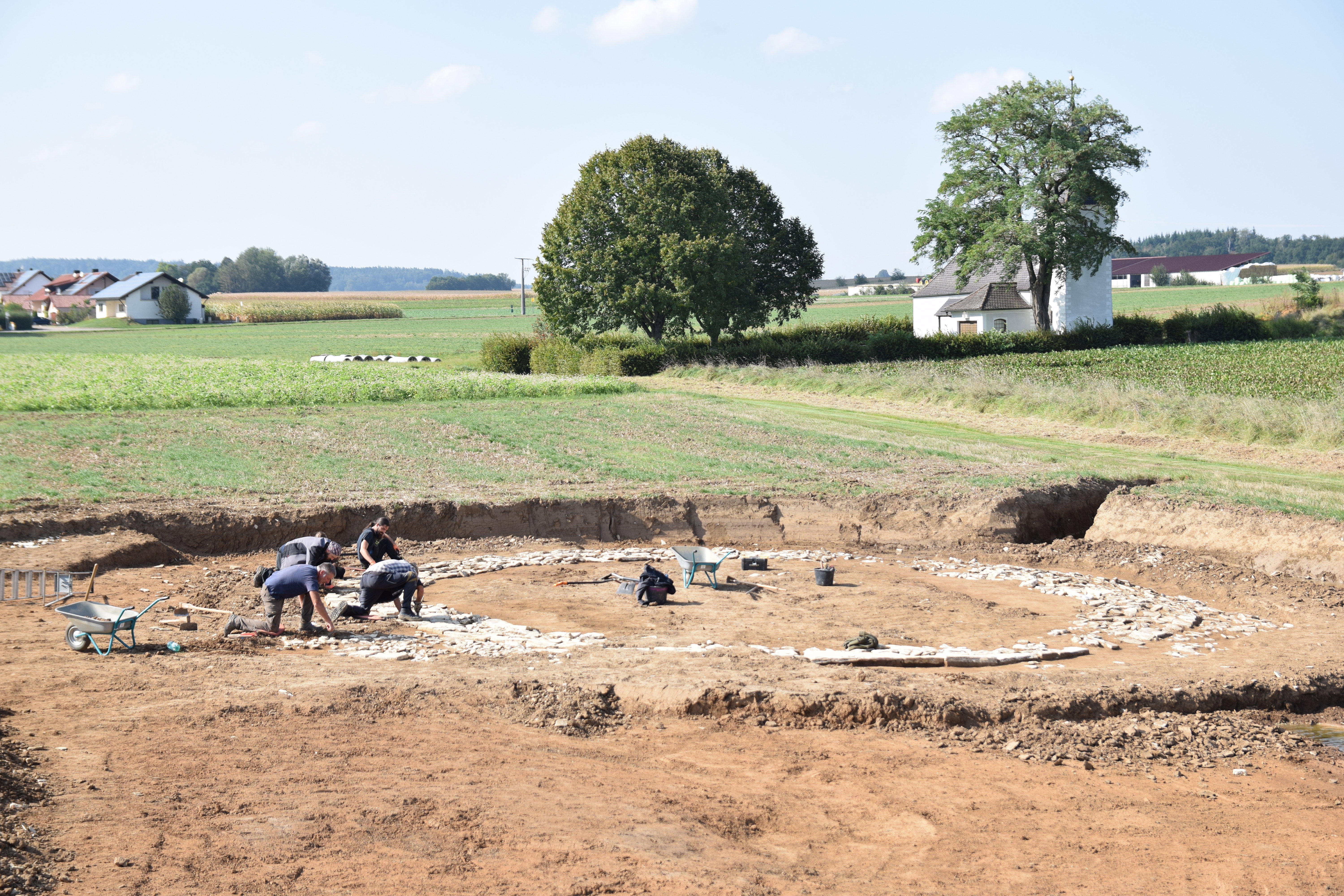 Archeolodzy odkryli wielki grobowiec. Wygląda jak kamienny krąg, ale czegoś w nim brakuje