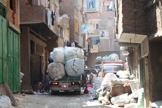 A_garbage_truck_driving_through_the_Streets_of_Manshiyat_Nasser,_Mokattam,_Cairo