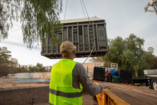 Kenya podnoszona w klatce transportowej. Jej podróż z Ecoparku Mendoza do sanktuarium w Brazylii trwała pięć dni./Fot. Fede Sordo / Fundación Franz Weber