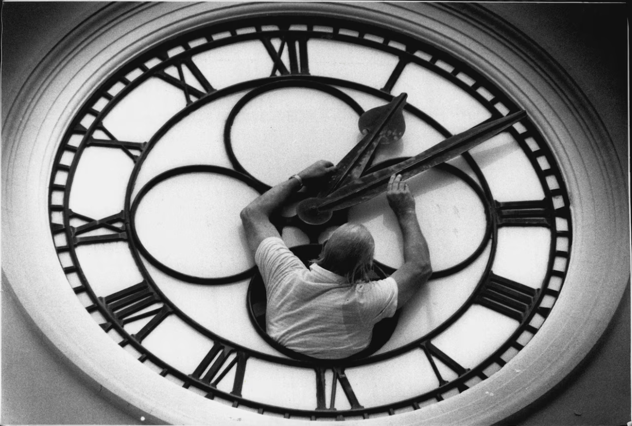 Horolog Lawrie Taprell reguluje zegar na Urzędzie Pocztowym w North Sydney w 1989 roku, dostosowując go do zmiany czasu letniego.