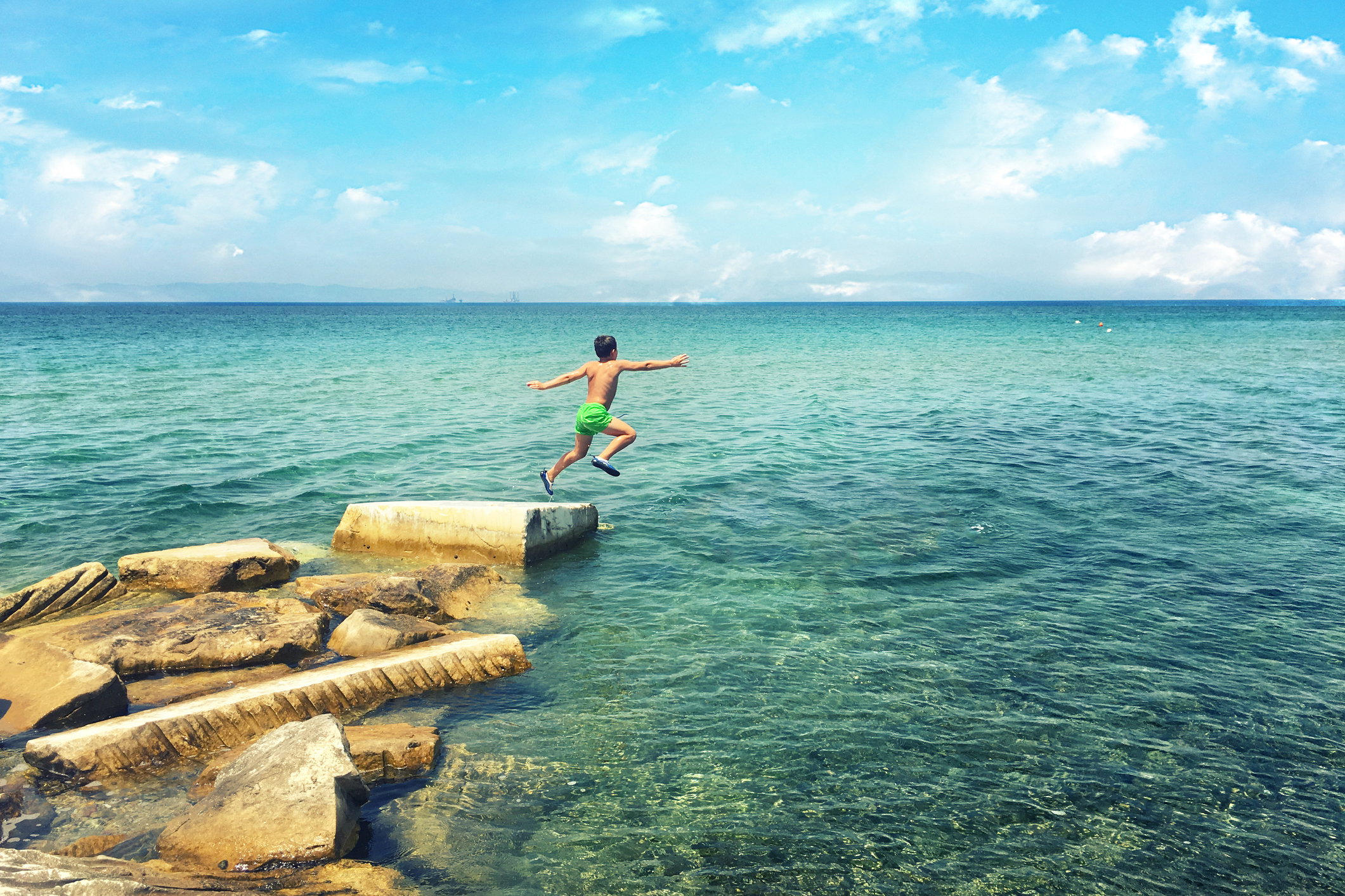 Na Thassos nie ma prywatnych, ani zarezerwowanych tylko dla hotelowych gości plaż  (fot. Getty Images)
