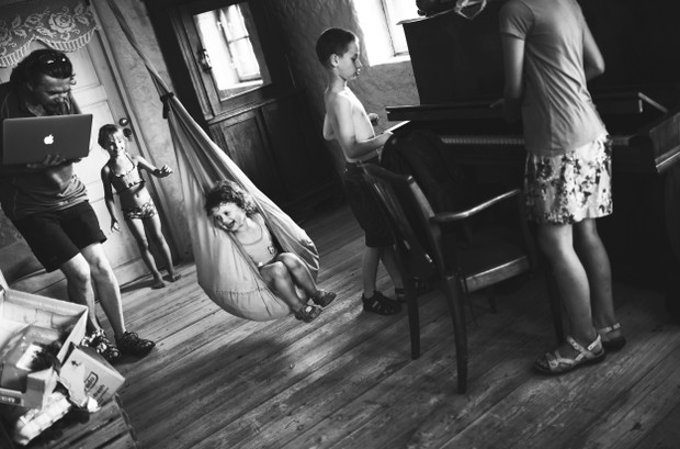 Kategoria Fotoreportaż. Wyróżnienie: ELWIRA KRUSZELNICKA, ULOTNE CHWILE LATA