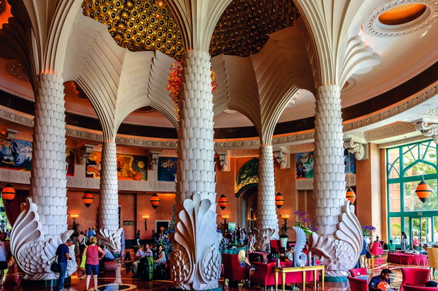 Hall w hotelu The Atlantis na sztucznej wyspie palmie