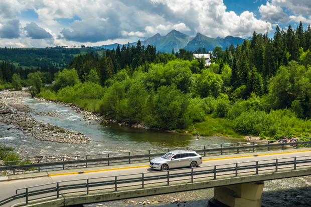 Skoda Superb 4x4 na mostku na rzece Białce w okolicach Jurgowa.