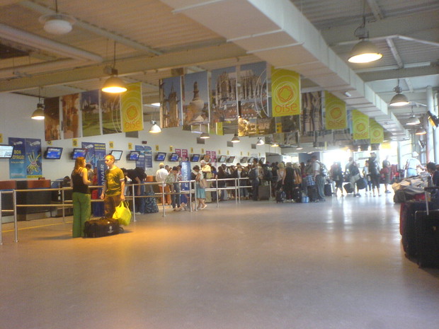 Cola_en_los_mostradores_de_facturación_del_aeropuerto_París_Beauvais_Tillé