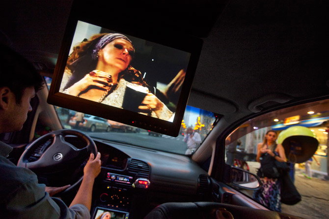 01_cabdrivers_watching_novelas_670
