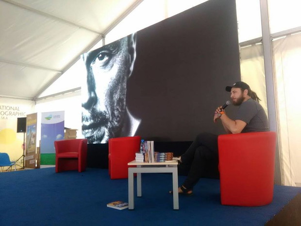 Mateusz Waligóra na scenie Festiwalu Podróżników National Geographic w Zielonej Górze