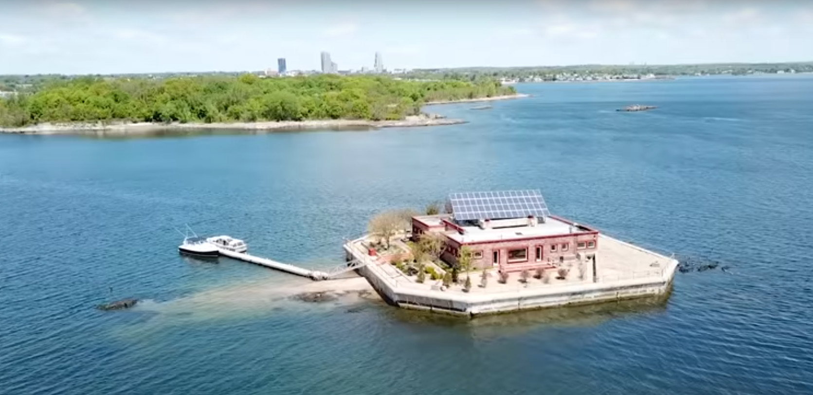 Willa na wyspie (fot. za YouTube/Julia B. Fee Sotheby's International Realty)