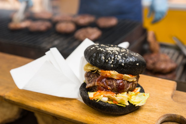 Japoński czarny burger (barwiony bambusowym węglem drzewnym).