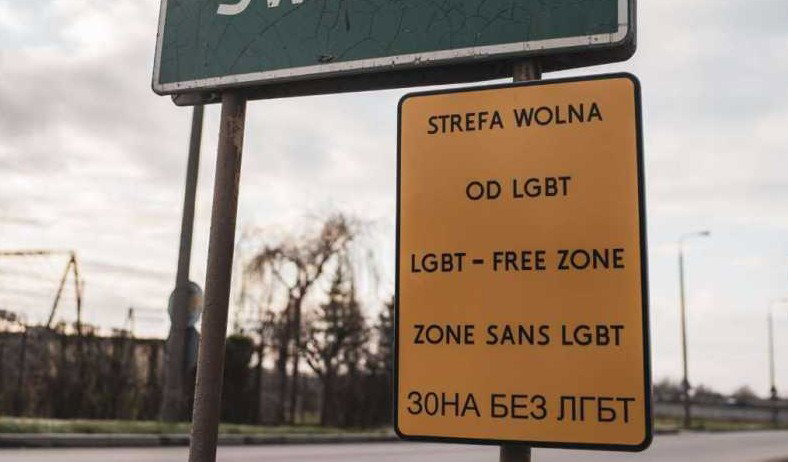Symboliczne tabliczki pojawiły się w niektórych miejscowościach (fot.  Facebook.com/bartstaszewskiaktywista)