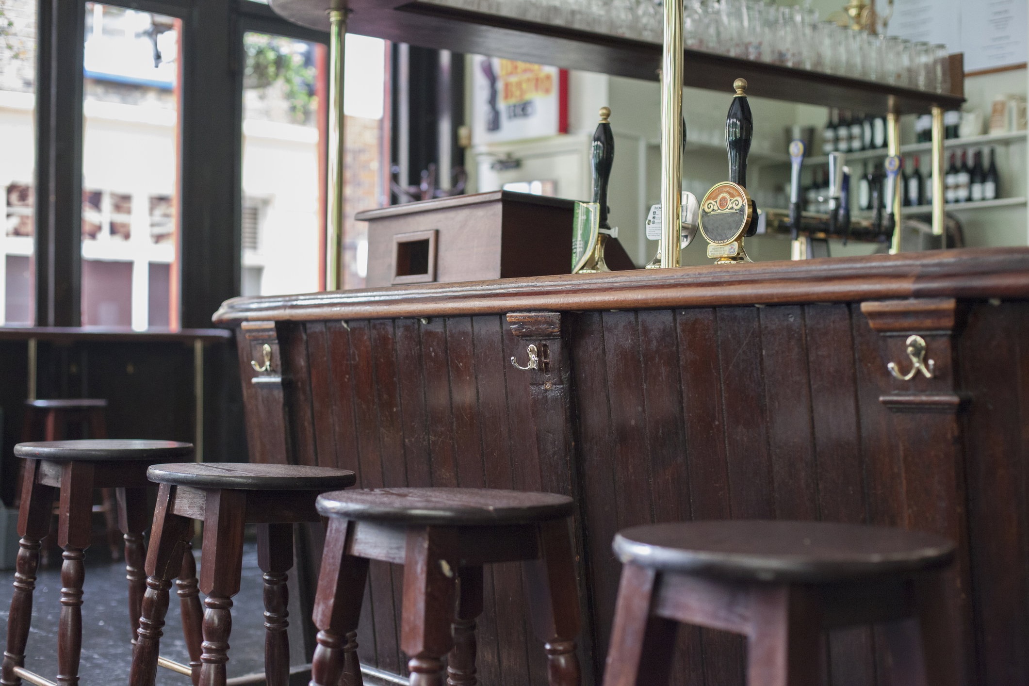 Puby i restauracje w Wielkiej Brytanii wznowią działalność 4 lipca (fot. Getty Images)