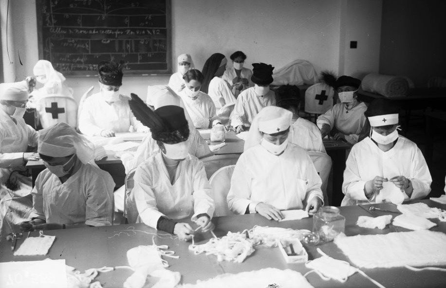 Pracownice Czerwonego Krzyża szyją maski ochronne, rok 1918, Chicago (Photo by Chicago Sun-Times/Chicago Daily News collection/Chicago History Museum/Getty Images)
