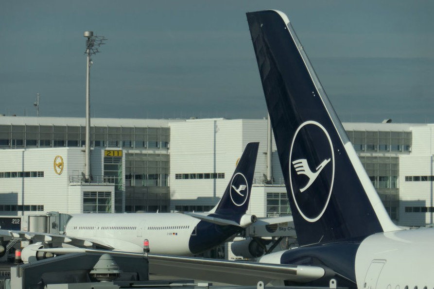 Lufthansa odwołała ponad 7000 lotów z powodu koronawirusa (Photo by Nicolas Economou/NurPhoto via Getty Images)