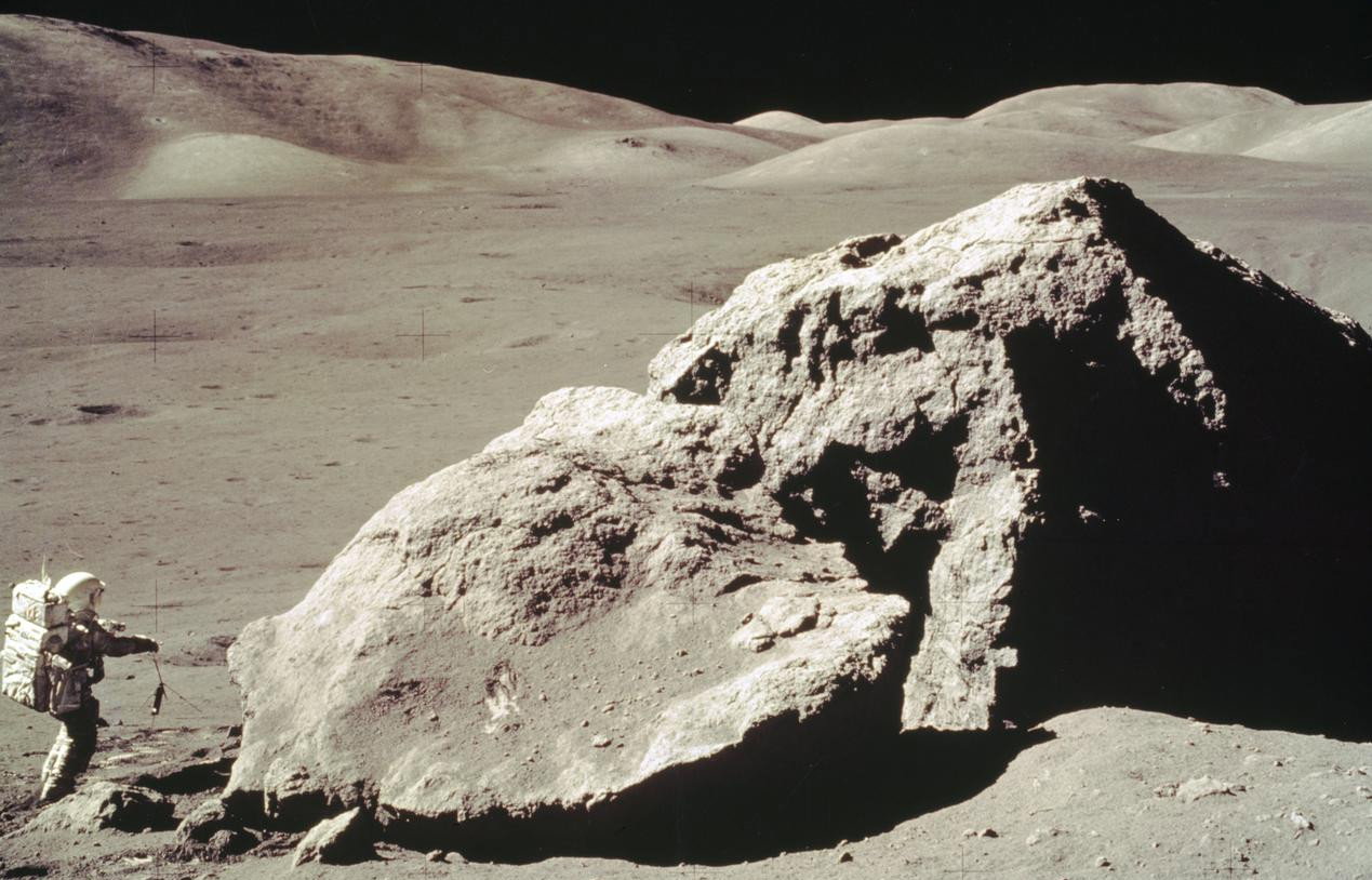 Harrison H. Schmitt w trakcie pobierania próbek skał. misja Apollo 17, 1972 rok (fot. NASA)