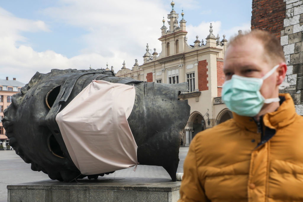 Czy maseczki ochronne na stałe zostaną artykułem codziennego użytku (fot. Getty Images)