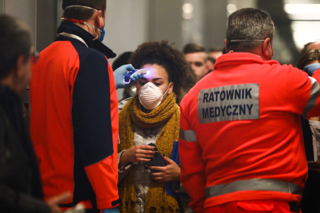 Na polskich lotniskach wprowadzono pierwsze środki ostrożności  (fot. Getty Images)