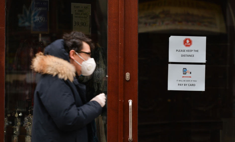 Dystans społeczny będziemy musieli zachowywać przez minimum rok (fot. Getty Images)