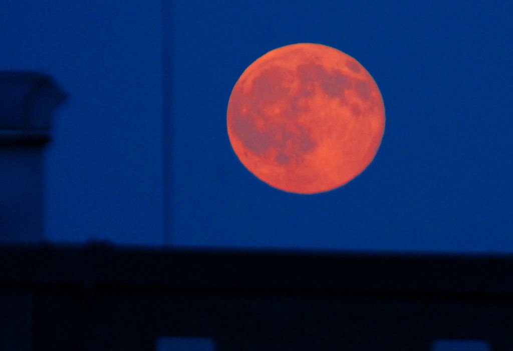 Truskawkowa pełnia Księżyca już w piątek (fot. Getty Images)