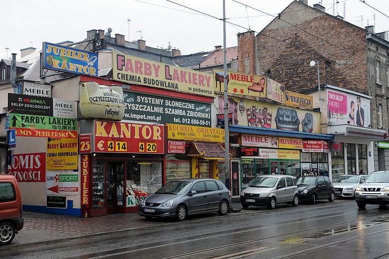 Nawał reklam na budynkach przy ulicy Kawaleryjskiej w Krakowie (fot. krakow.pl/Wiesław Majka)