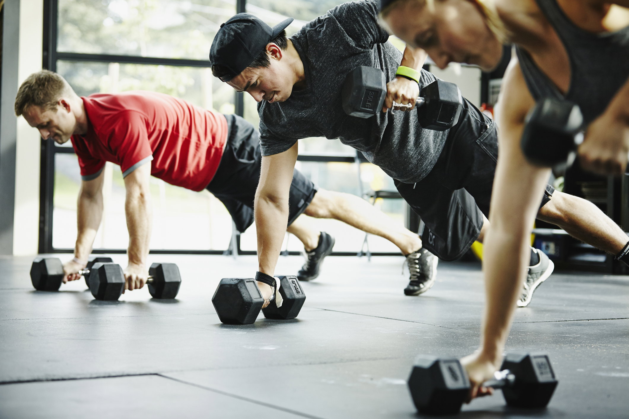 Ćwiczenia w domu, z hantlami, na płaski brzuch - jaki trening warto podjąć w czasie kwarantanny? (fot. Getty Images)