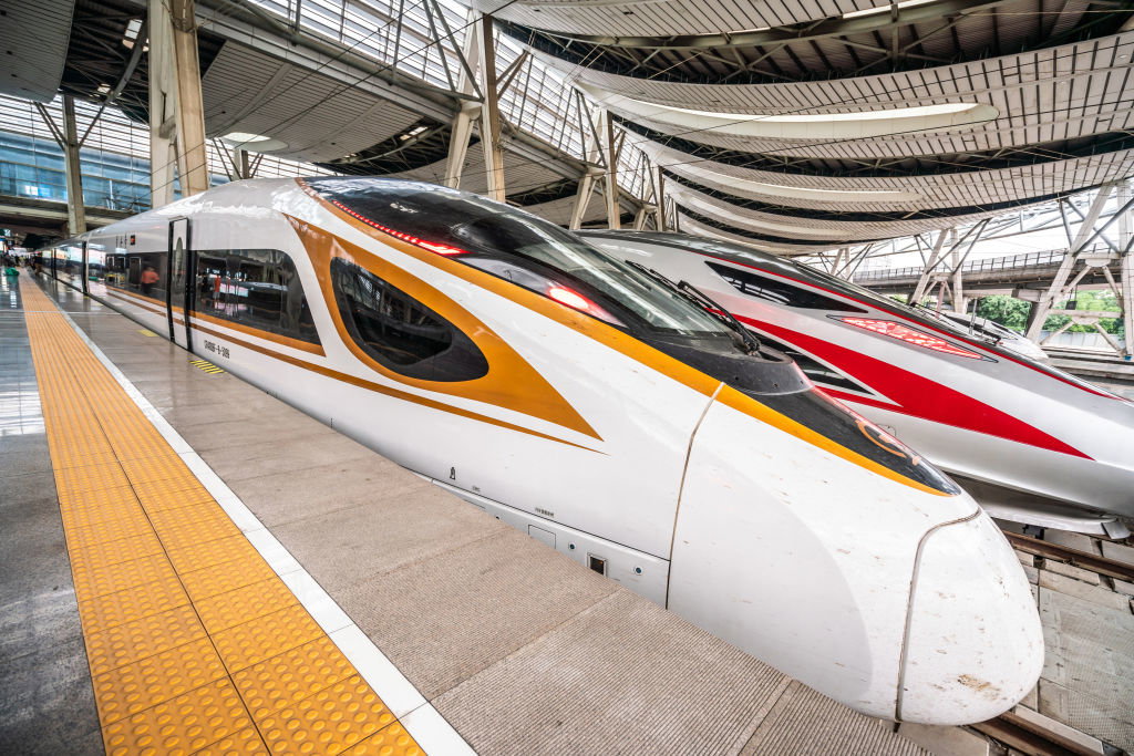 Pociąg osiąga prędkość 350 km/h i jest naszpikowany elektroniką (fot. Getty Images)