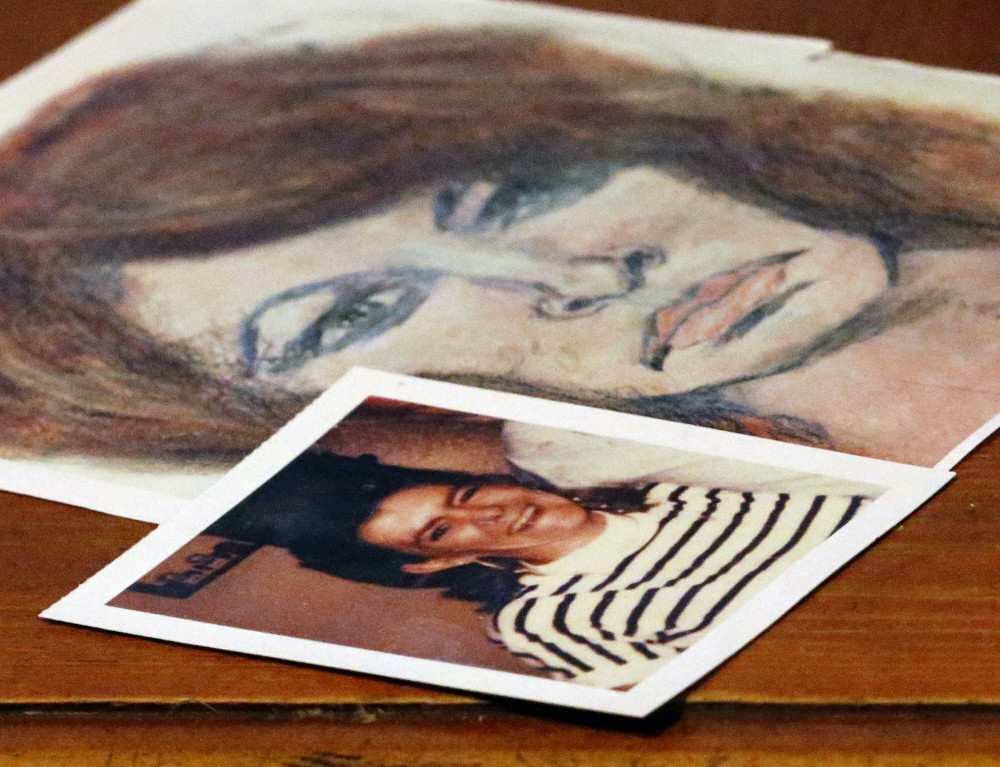 Roberta Tandarich - jedna z wielu ofiar Samuela Little. Zdjęcie Roberty leży obok jej portretu autorstwa mordercy fot. Akron Beacon Journal/Associated Press/East News