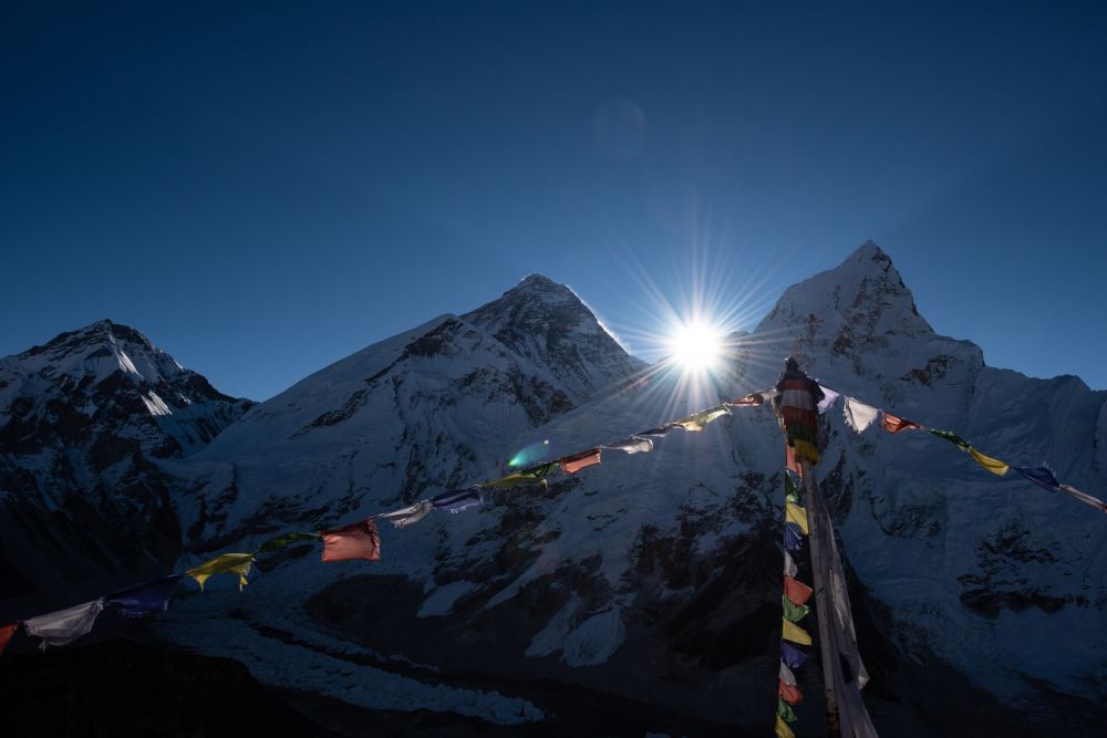 Mount Everest: Osobliwe efekty świetlne wykryte przez najwyższe stacje meteorologiczne na świecie