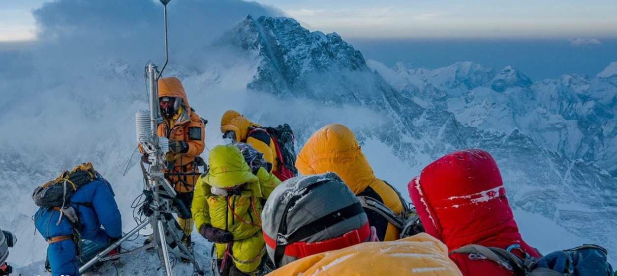 Badacze klimatu Baker Perry i Tom Matthews wraz z zespołem Szerpów budują automatyczną stację pogodową na balkonie na Mount Everest fot. MARK FISHER, NATIONAL GEOGRAPHIC