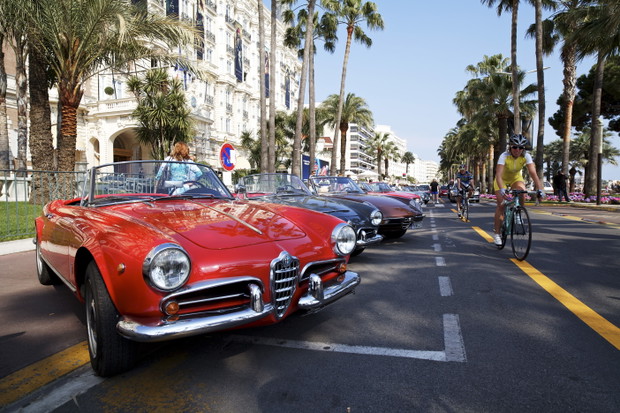 Zjazd oldtimerów na promenadzie La Croisette w Cannes