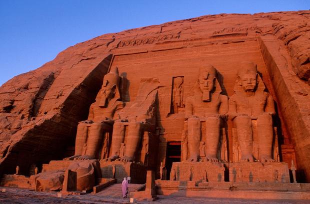 Abu Simbel składa się z dwóch masywnych świątyń skalnych. Zbudowane około 1265 r. p.n.e. są obecnie wpisane na Listę Światowego Dziedzictwa UNESCO fot: Frédéric Soltan/Corbis via Getty Images