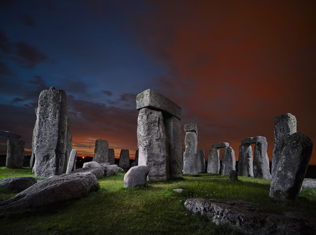 Prace konserwatorskie w Stonehenge obejmowały naprawę pęknięć i spoin, aby ustabilizować kamienie i chronić je przed erozją.