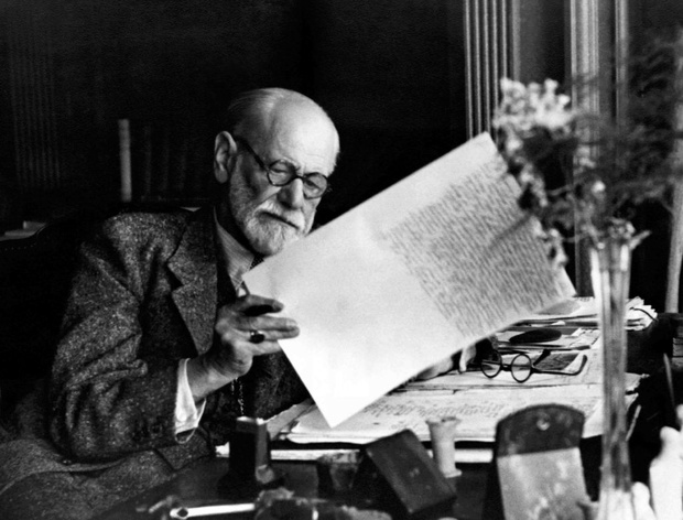 Zygmunt Freud podczas pracy