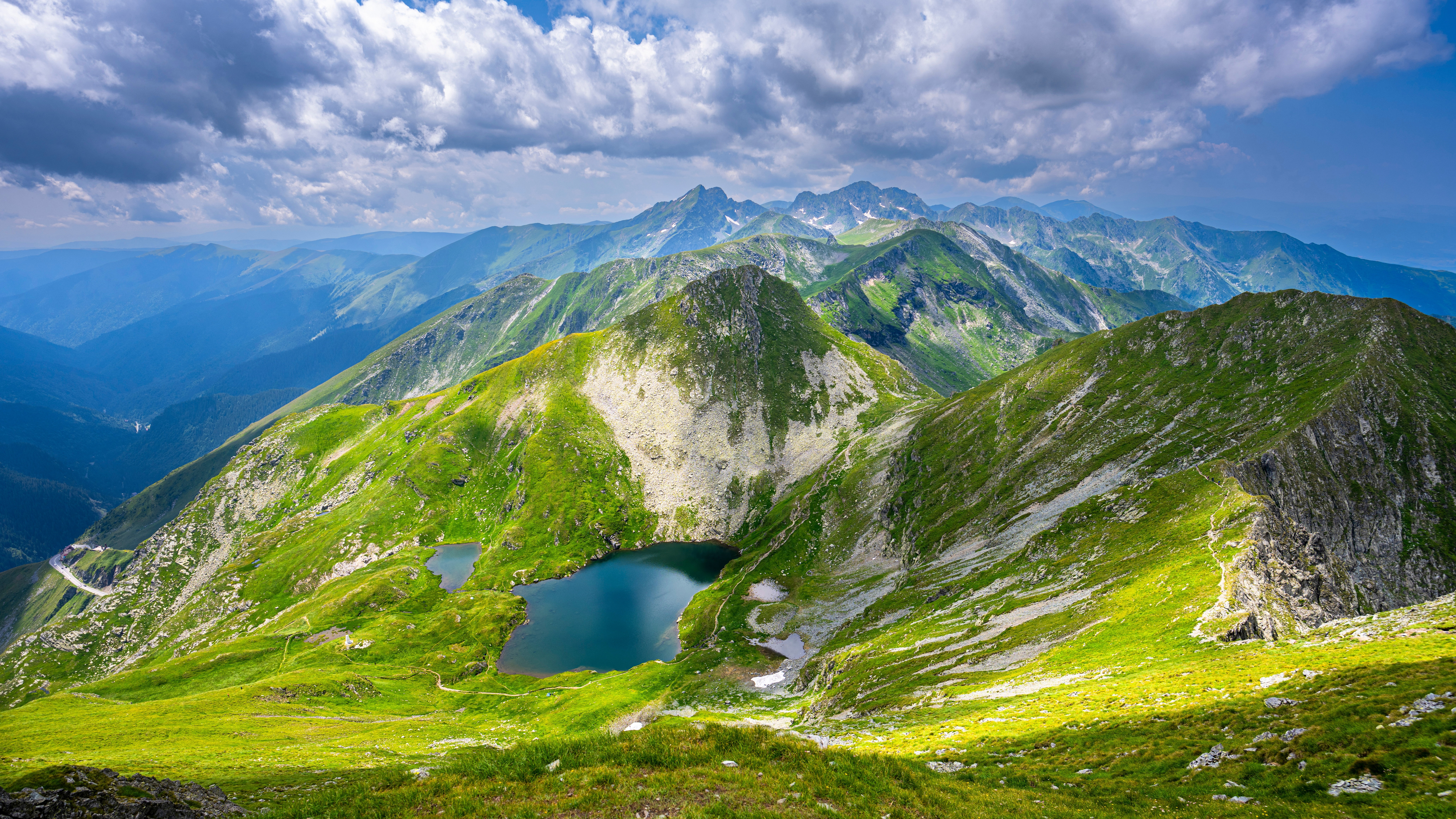 Góry Fogaraskie to raj dla piechurów. Widoki są jak z bajki, a szlaki bez tłumów