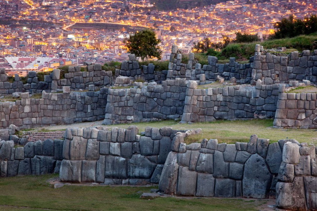 Twierdza Sacsayhuamán w Peru – świadectwo potęgi dawnych Inków – kontrastuje z nowoczesną zabudową Cusco.