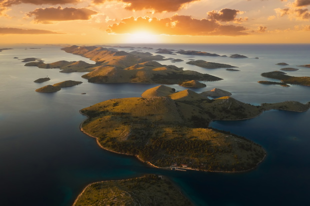 Widok z lotu ptaka na archipelag wysp Kornati o wschodzie słońca fot: Getty Images / Anton Petrus