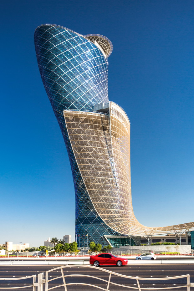 Capital Gate Tower, 160-metrowa krzywa wieża, jest jednym z symboli Abu Zabi