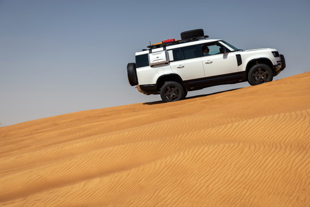 Defender na pustyni w Dubaju