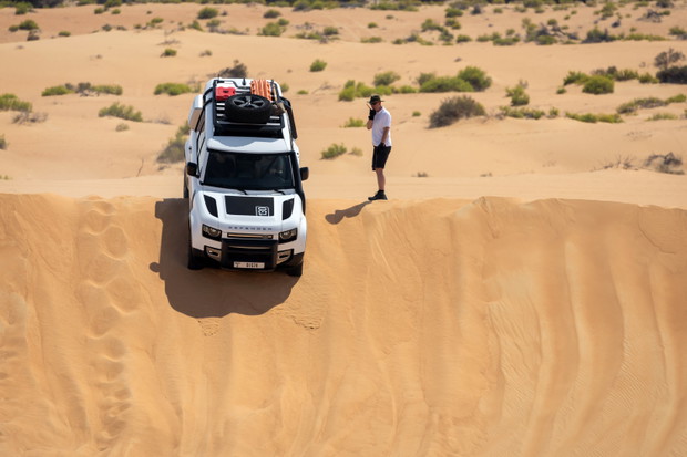 Defender na pustyni w Dubaju