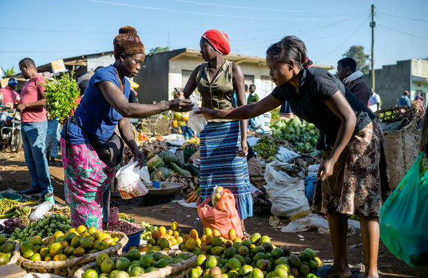 Na Kabundaire Market w Fort Portal w najdziwniejszych owocach można przebierać.