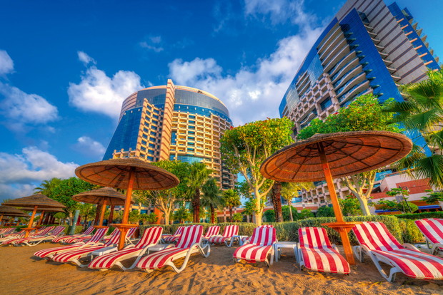 Plaża luksusowego hotelu Kalidiya Palace Rayhaan w Abu Zabi