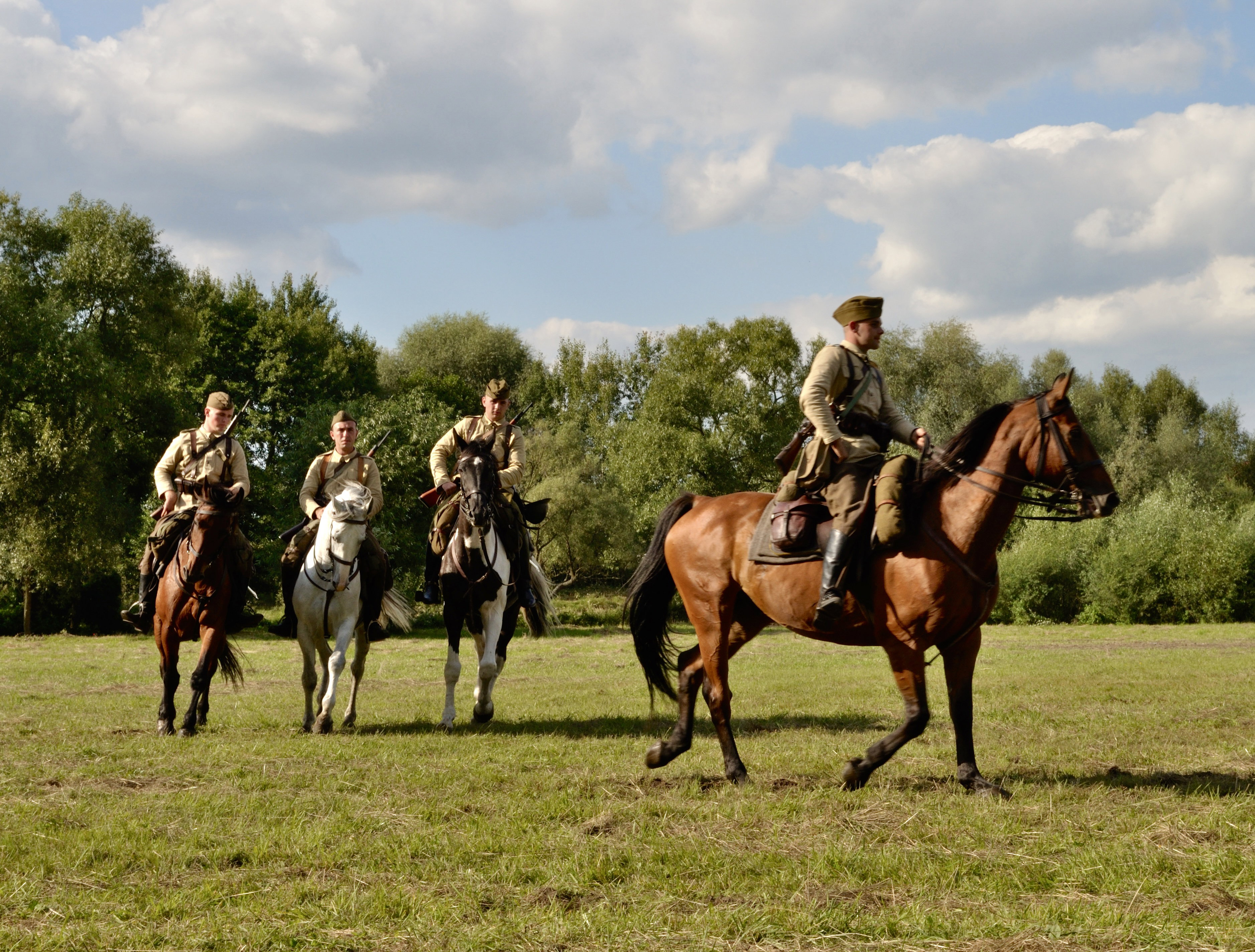 Rekonstruktorzy w strojach ułanów odtwarzają Bitwę Warszawską z 1920 roku – jedno z kluczowych starć w obronie niepodległej Polski.