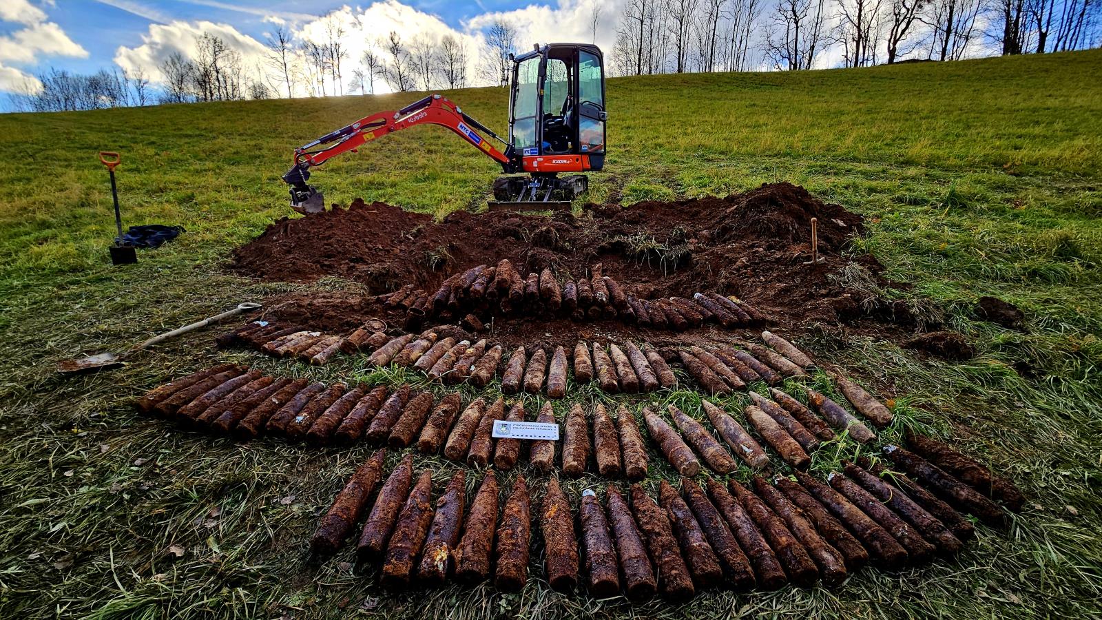 Bombowe odkrycie ojca i syna w Górach Orlickich. Ponad 100 pocisków z czasów II wojny światowej