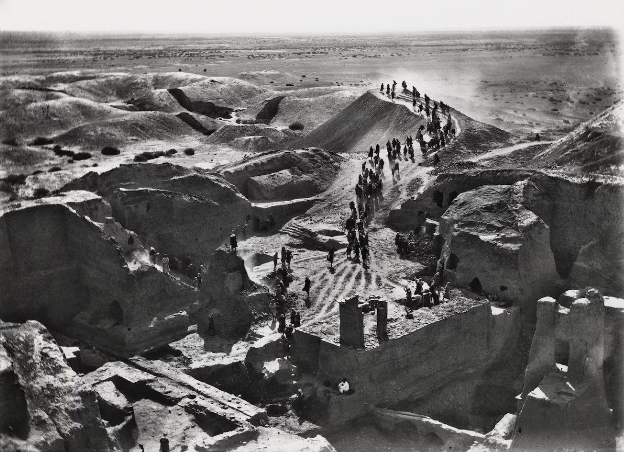 Archeolodzy z University of Pennsylvania podczas pierwszych pełnych wykopalisk w mezopotamskim Nippur w 1899 roku. Zdjęcie wykonano na szczycie zigguratu, w pobliżu pozostałości świątyni Ekur.