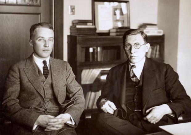 W 1921 r. kanadyjski chirurg Frederick Banting (po prawej) i student medycyny Charles Best (po lewej) jako pierwsi wyizolowali insulinę.