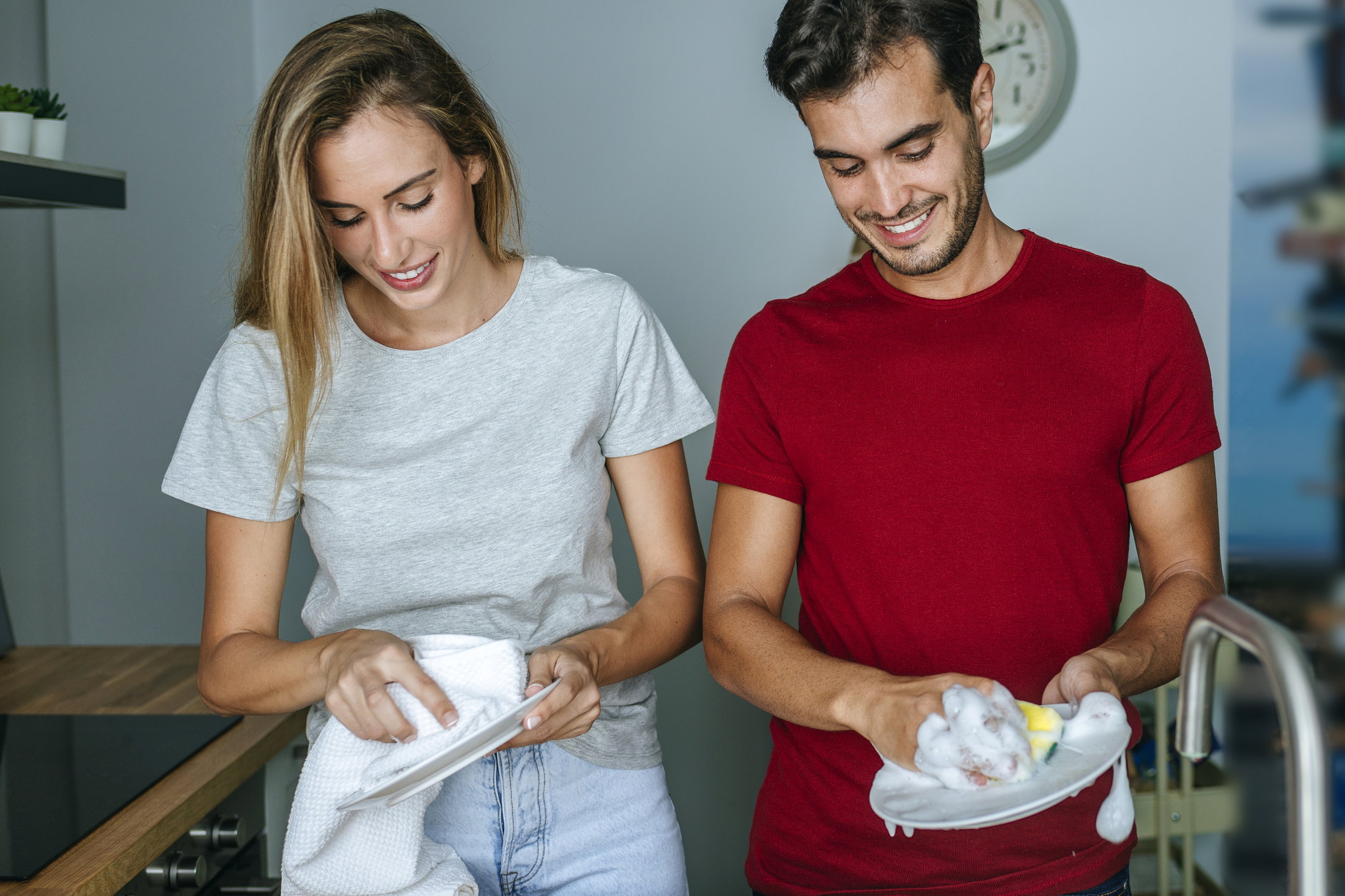 Pomagasz partnerce zajmować się domem? Będzie miała większą ochotę na seks (fot. Getty Images)