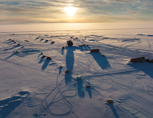 Między 2016 a 2023 rokiem (z przerwą w sezonach 2020–2021) naukowcy ze stacji East Greenland Ice-core Project przewiercili prawie 9 000 stóp lodu, pozyskując próbki obejmujące 120 000 lat historii.