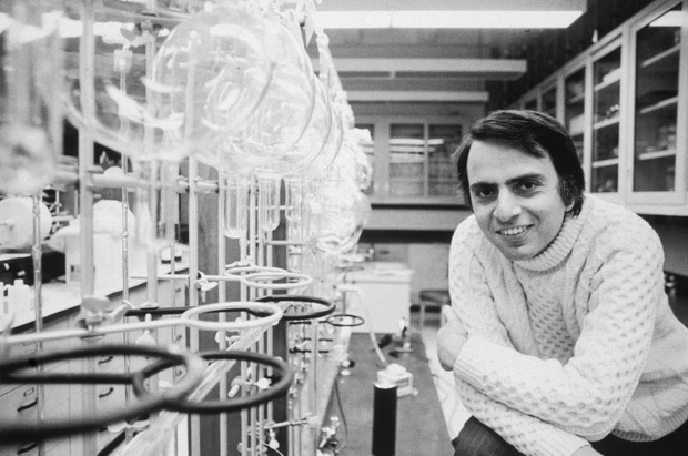 Carl Sagan (fot. Santi Visalli Inc./Getty Images)